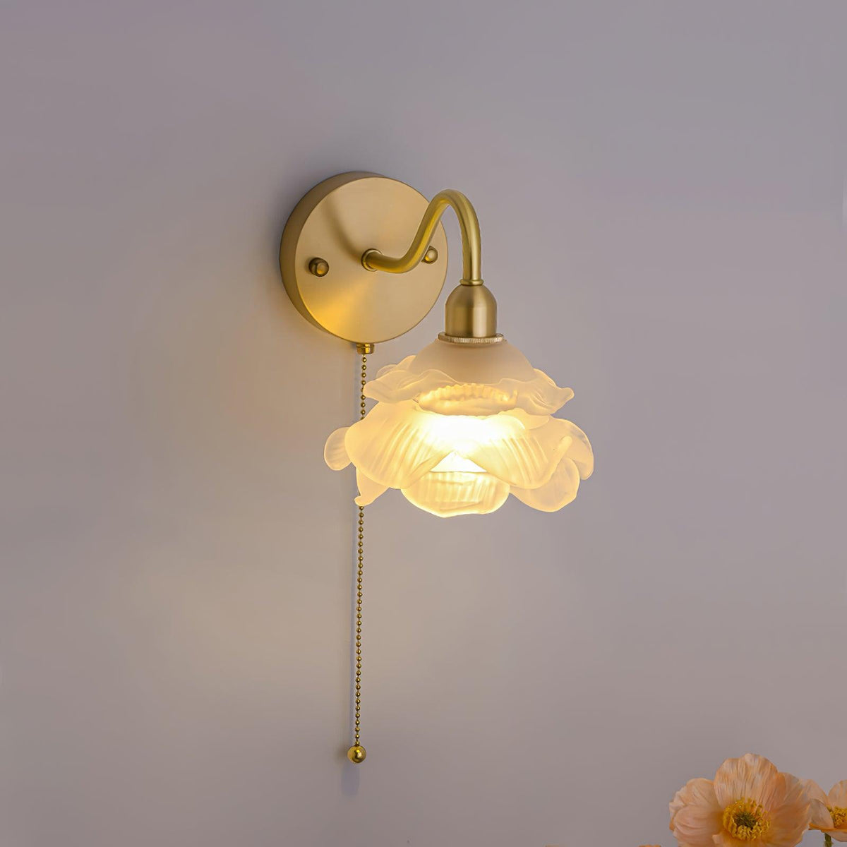 Luz de parede artística nórdica de latão, vidro e rosa Aneris