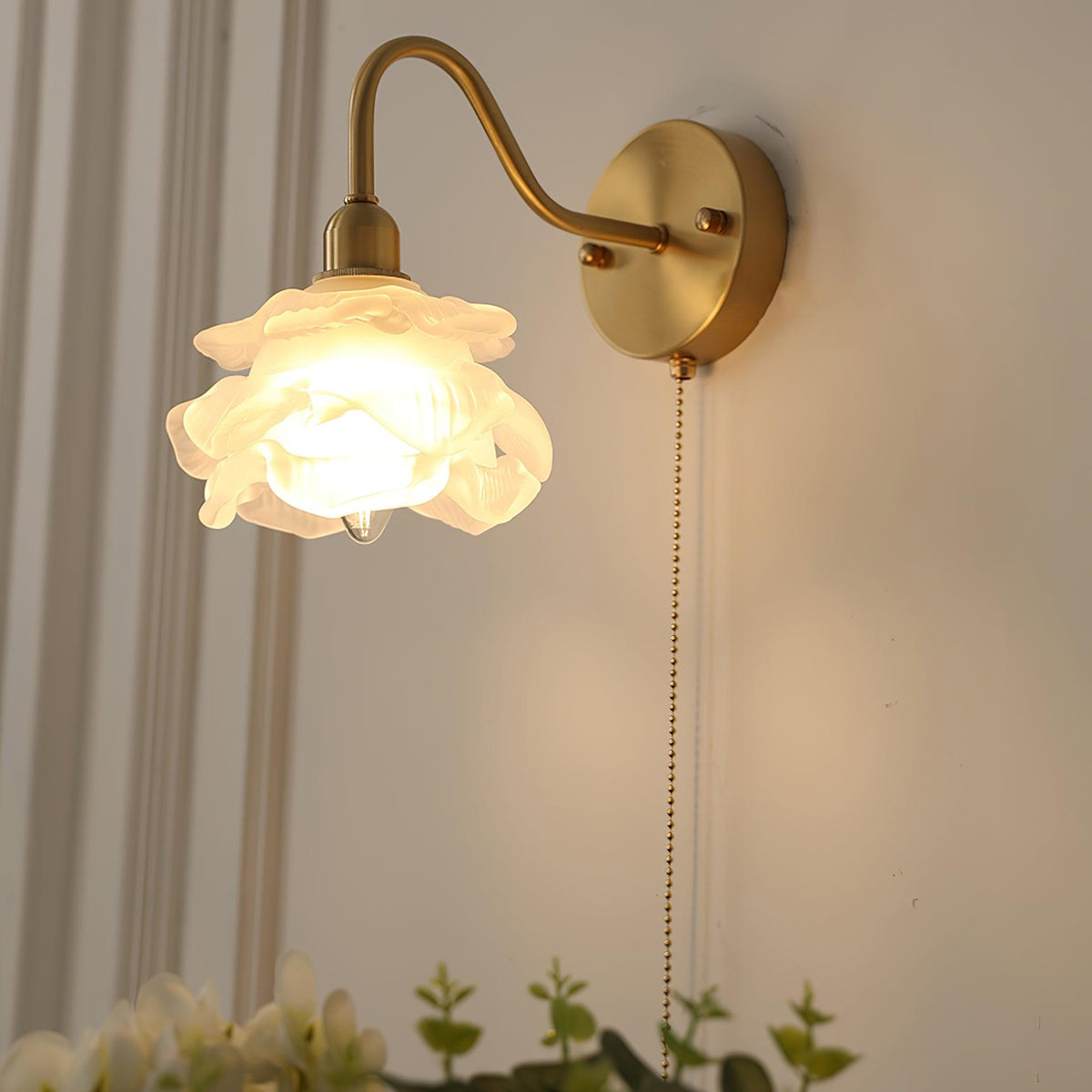 Luz de parede artística nórdica de latão, vidro e rosa Aneris