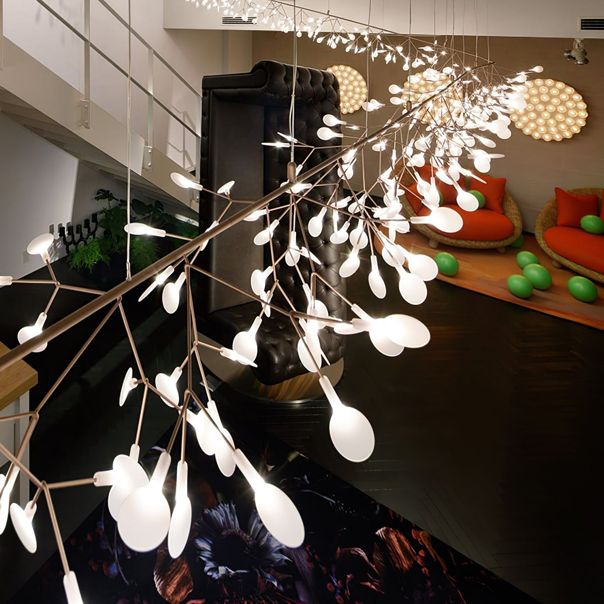 Auroreon lysekrone i rosaguld med LED-grene som ildfluer