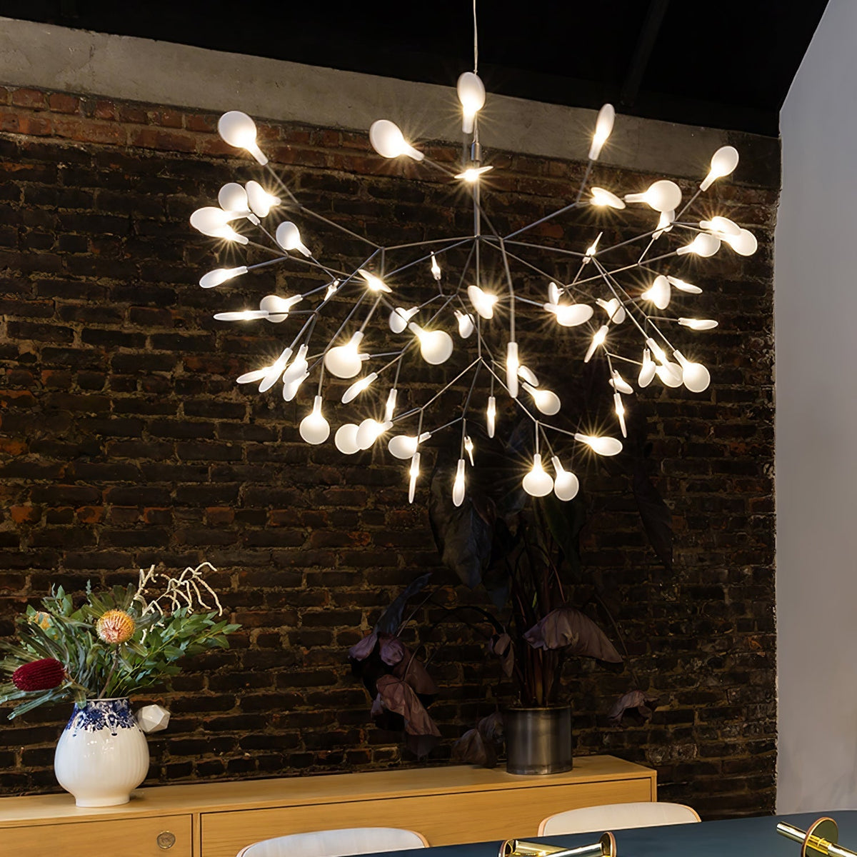 Auroreon lysekrone i rosaguld med LED-grene som ildfluer