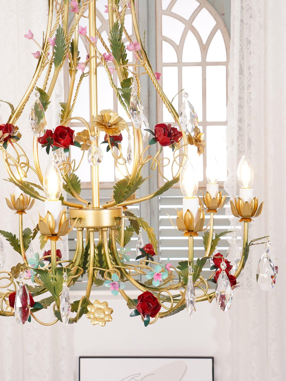 Selarella lysekrone i messing med blomst, rose, krystal og stearinlys
