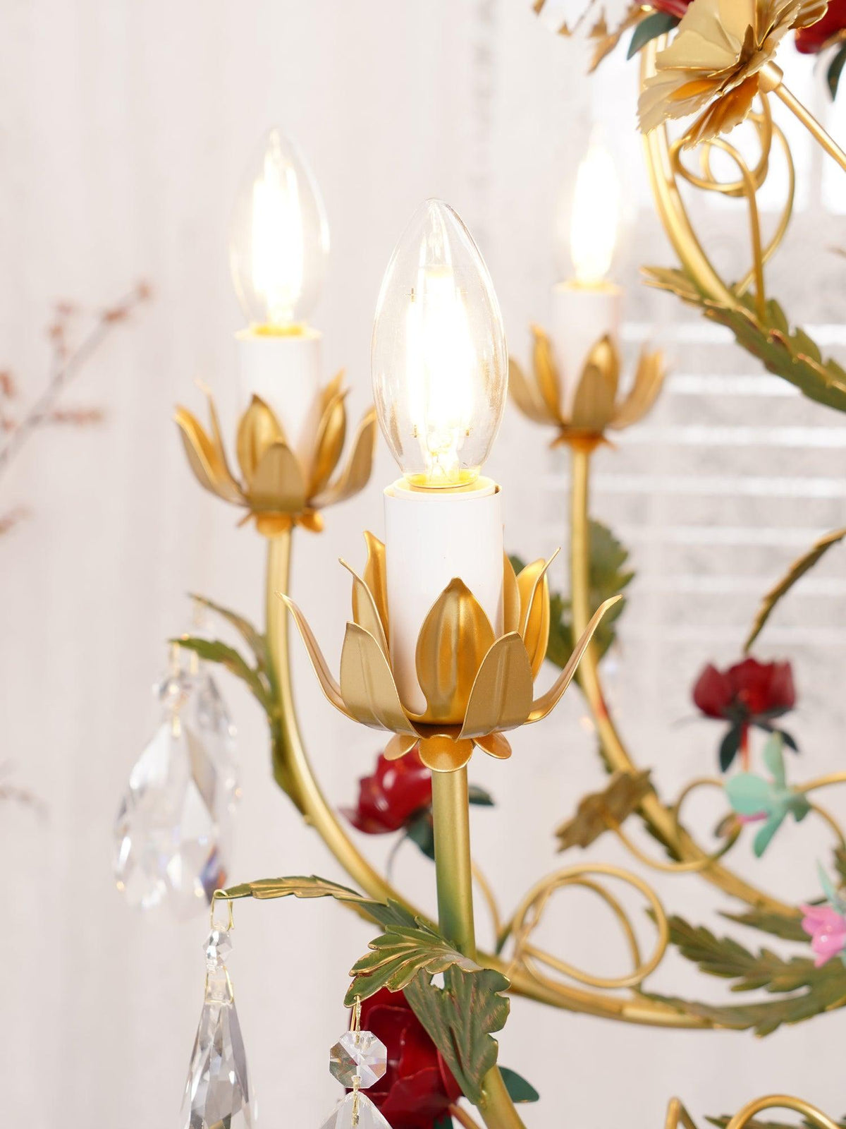 Selarella lysekrone i messing med blomst, rose, krystal og stearinlys