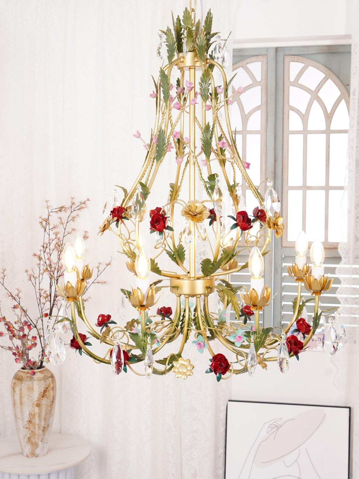 Selarella lysekrone i messing med blomst, rose, krystal og stearinlys