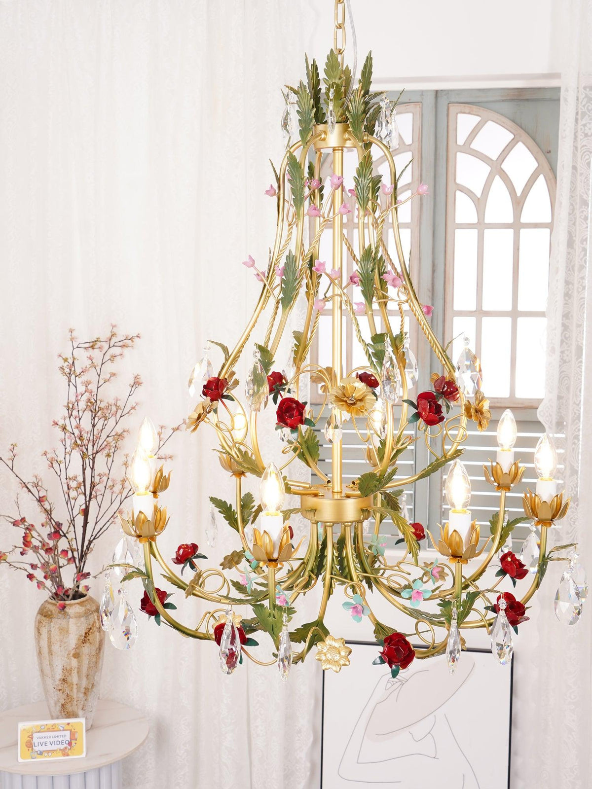Selarella lysekrone i messing med blomst, rose, krystal og stearinlys
