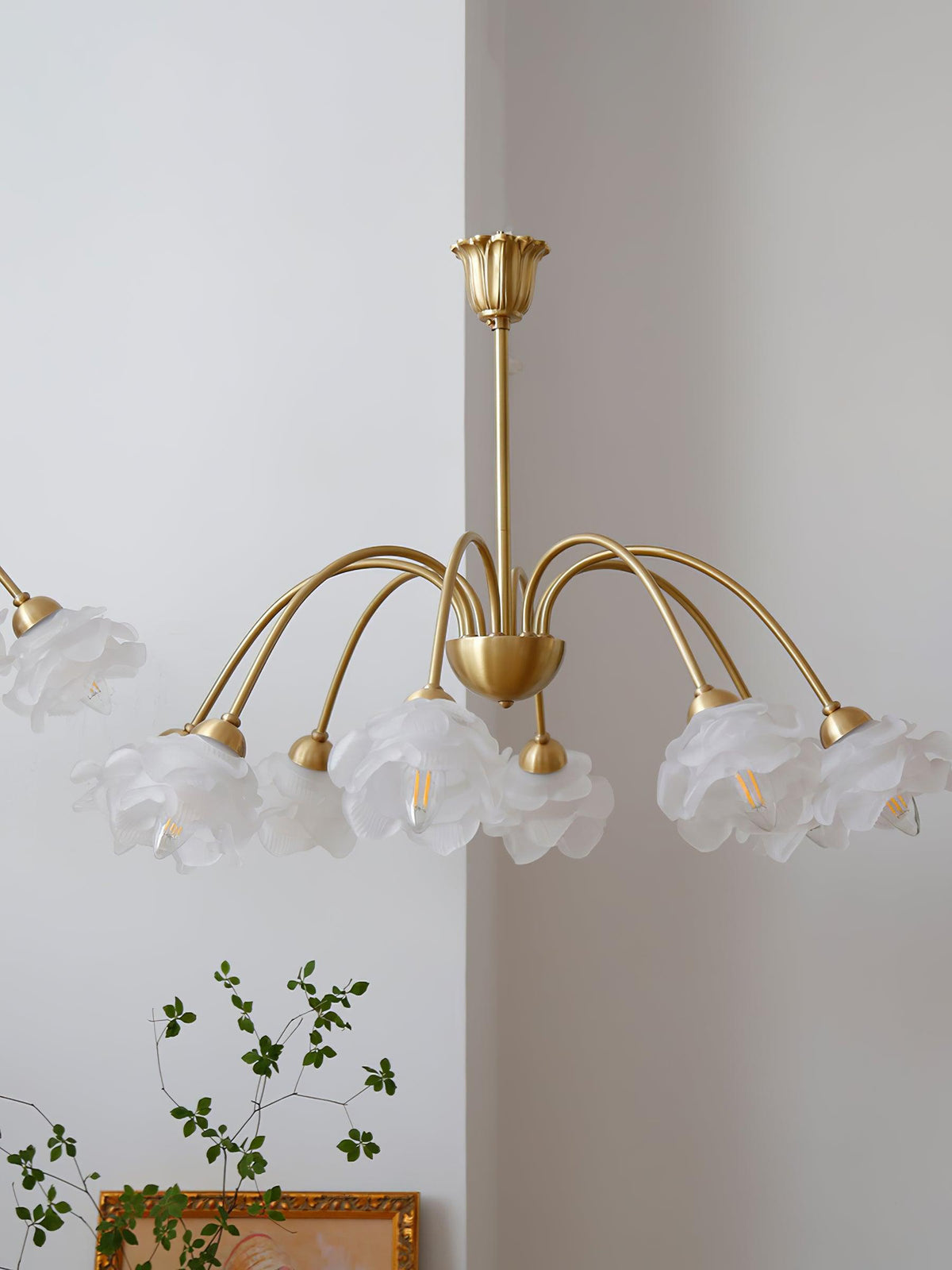 Candelabro em latão e vidro com flores de rosa Brenis