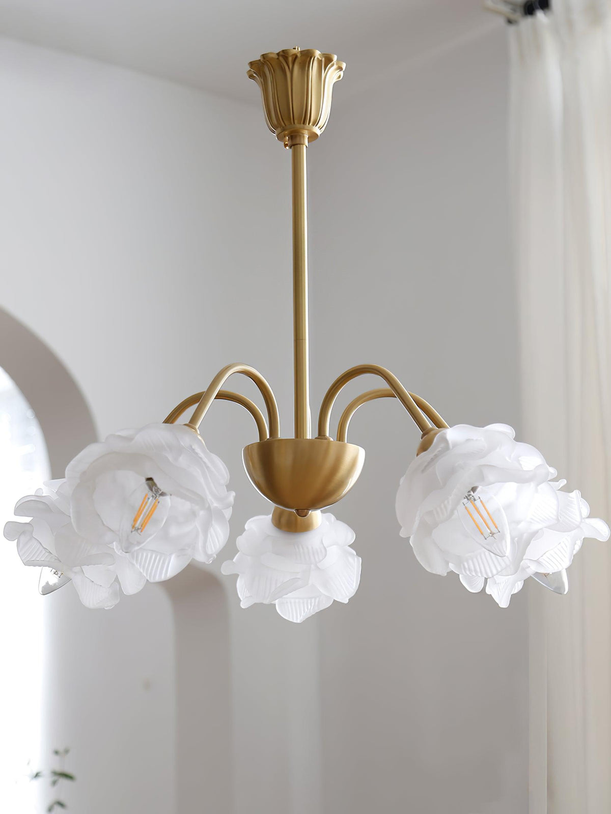 Candelabro em latão e vidro com flores de rosa Brenis