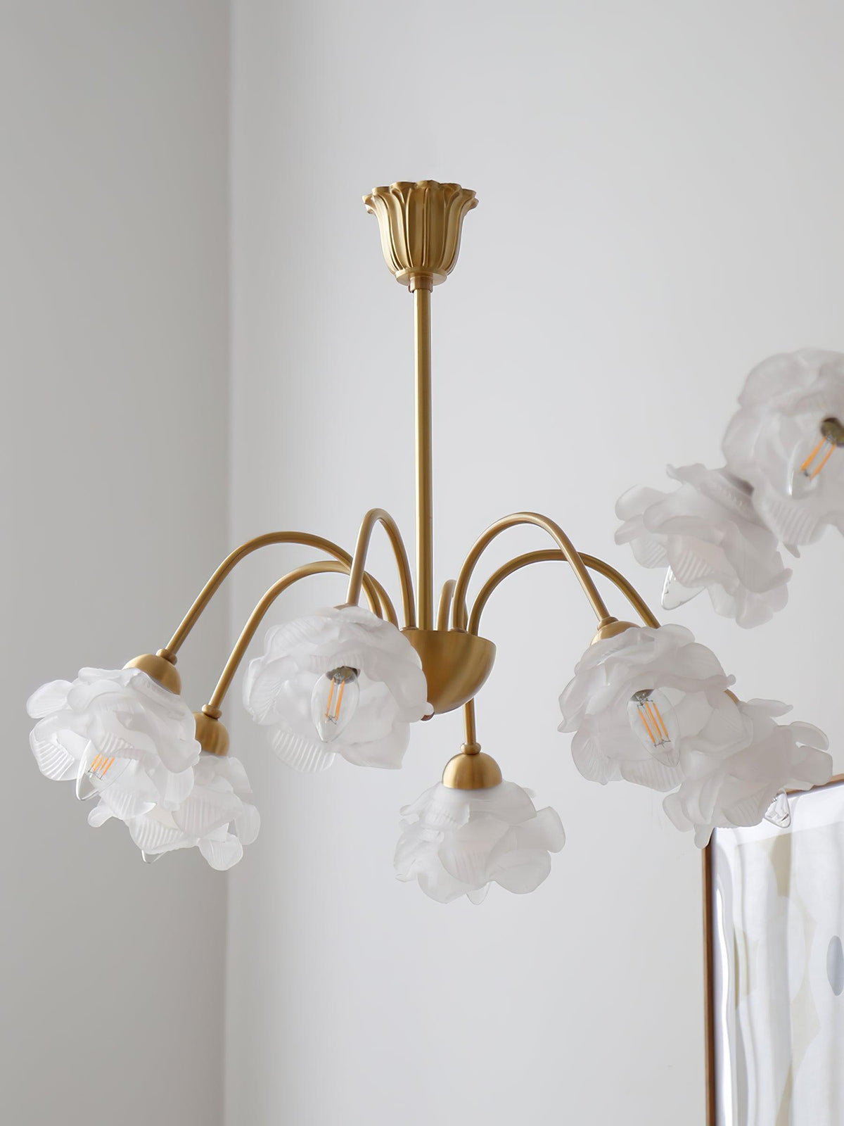 Candelabro em latão e vidro com flores de rosa Brenis