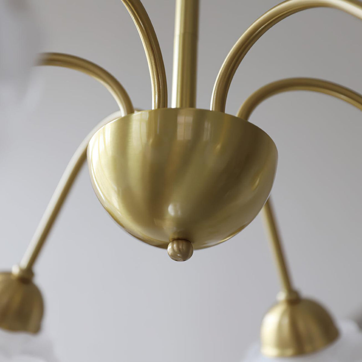 Candelabro em latão e vidro com flores de rosa Brenis