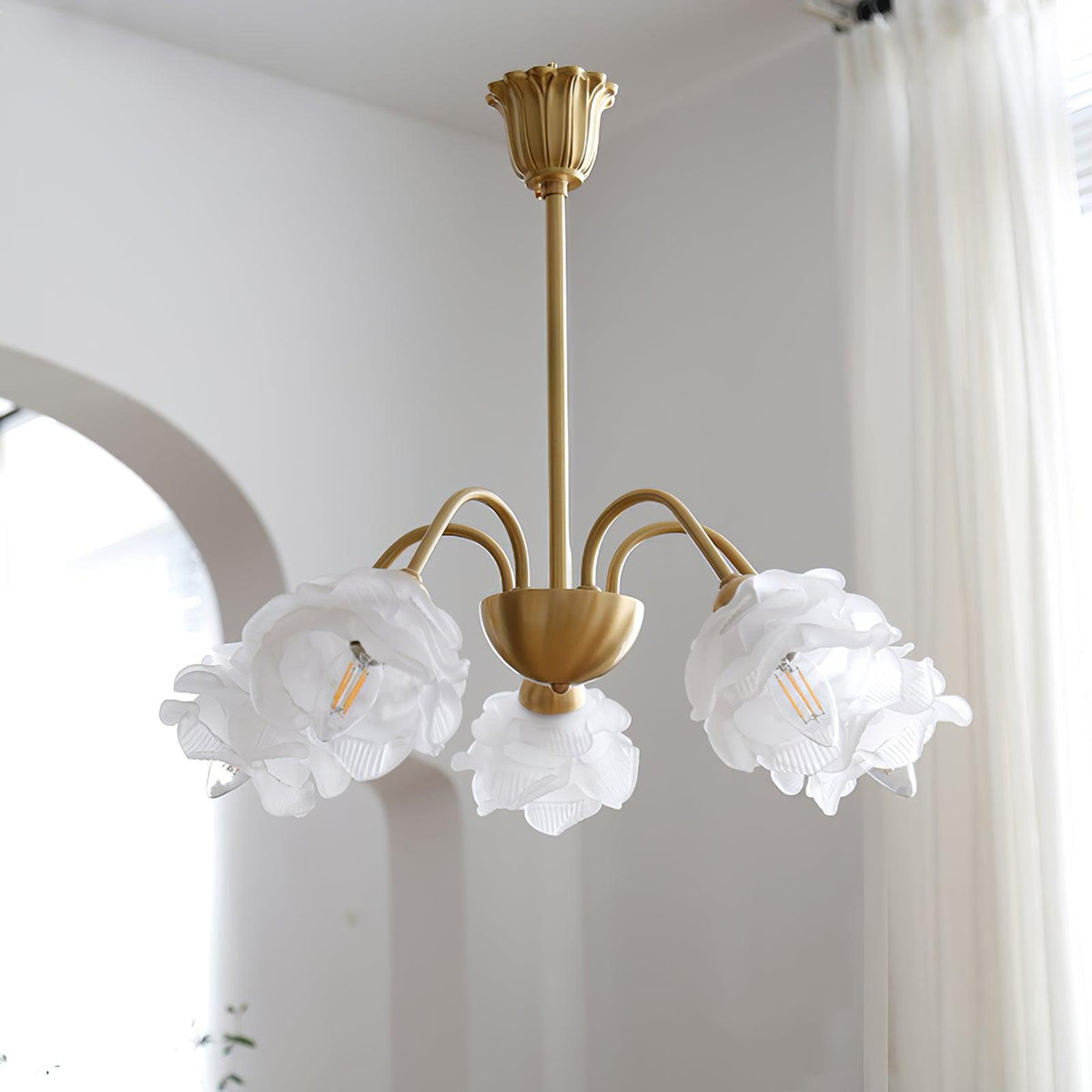 Candelabro em latão e vidro com flores de rosa Brenis