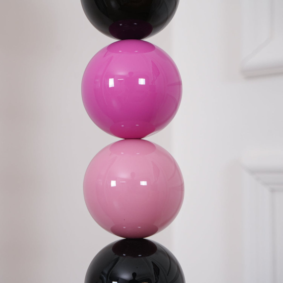 Kaleido gulvlampe med runde stablede kugler