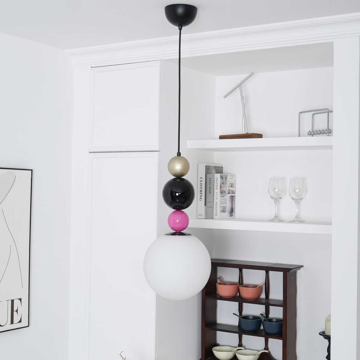 Eshaisra nordisk pendellampe i glas med runde stablede kugler og kunstnerisk design