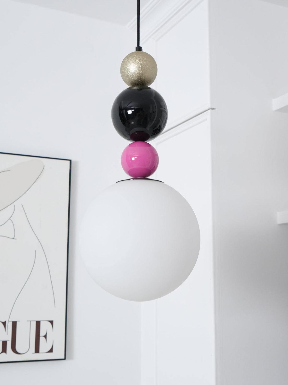 Eshaisra nordisk pendellampe i glas med runde stablede kugler og kunstnerisk design