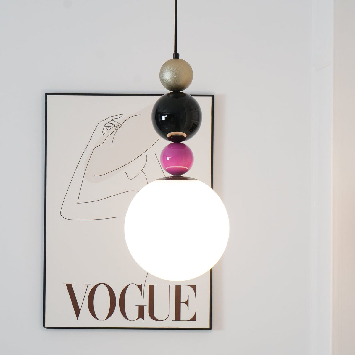 Eshaisra nordisk pendellampe i glas med runde stablede kugler og kunstnerisk design