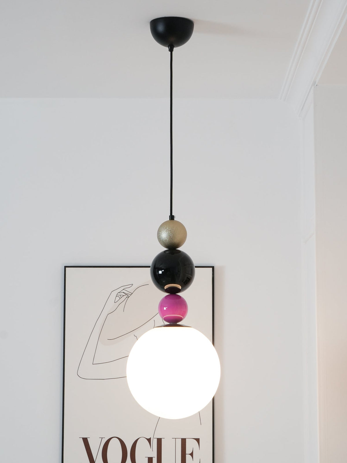 Eshaisra nordisk pendellampe i glas med runde stablede kugler og kunstnerisk design