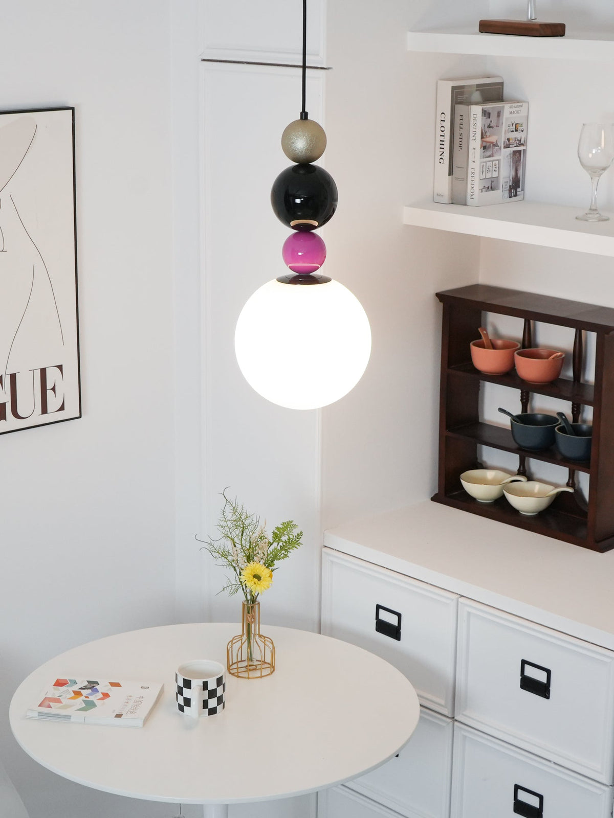 Eshaisra nordisk pendellampe i glas med runde stablede kugler og kunstnerisk design
