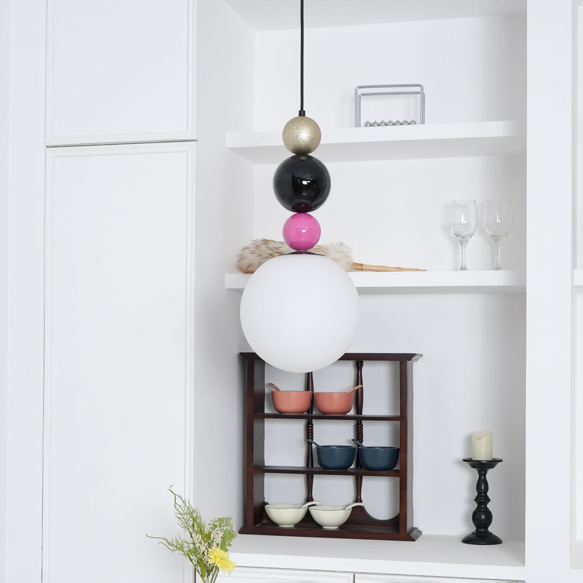 Eshaisra nordisk pendellampe i glas med runde stablede kugler og kunstnerisk design
