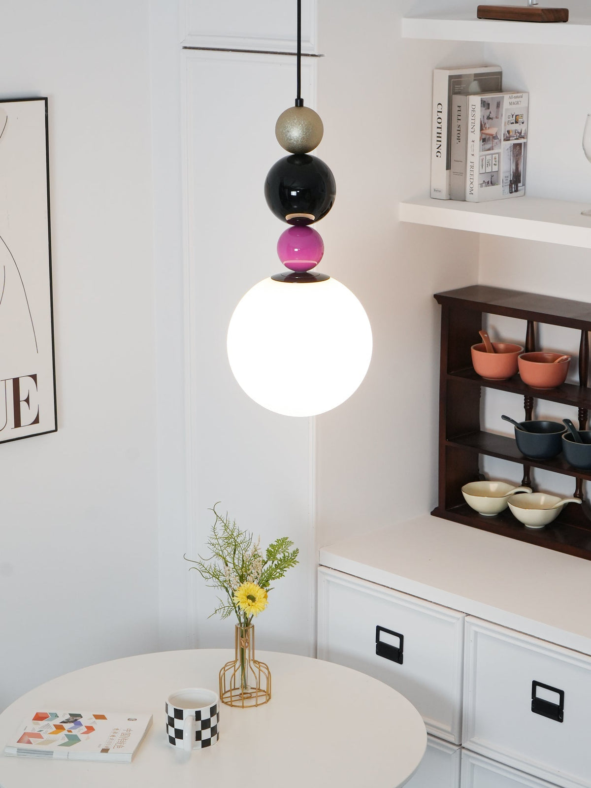 Eshaisra nordisk pendellampe i glas med runde stablede kugler og kunstnerisk design