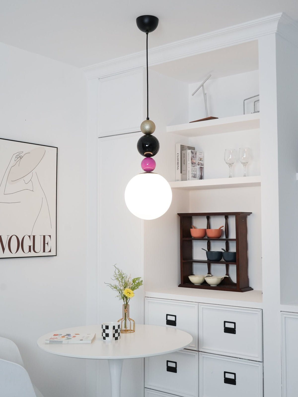 Eshaisra nordisk pendellampe i glas med runde stablede kugler og kunstnerisk design