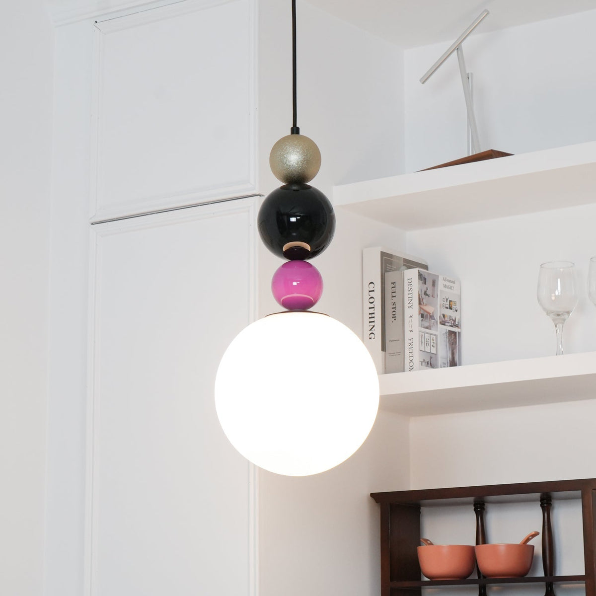 Eshaisra nordisk pendellampe i glas med runde stablede kugler og kunstnerisk design
