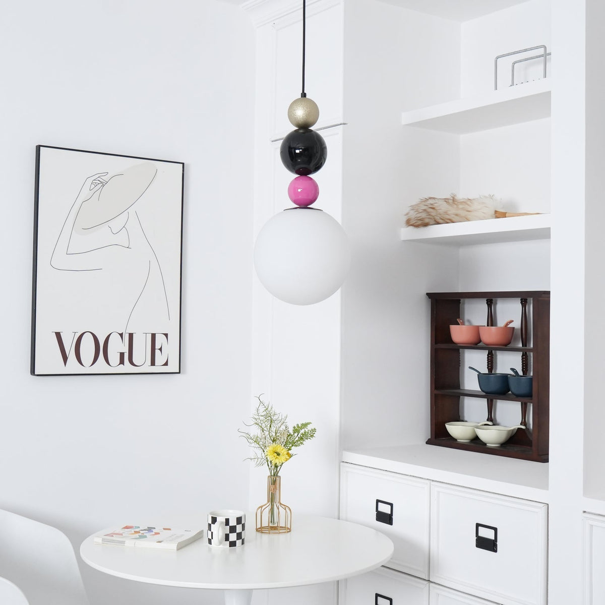 Eshaisra nordisk pendellampe i glas med runde stablede kugler og kunstnerisk design