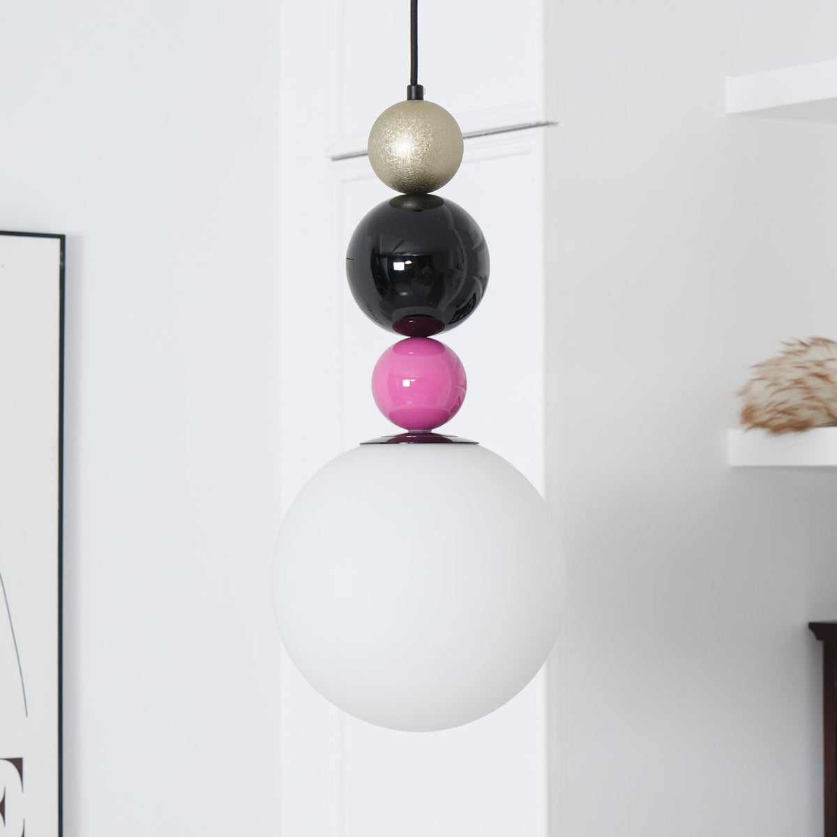 Eshaisra nordisk pendellampe i glas med runde stablede kugler og kunstnerisk design