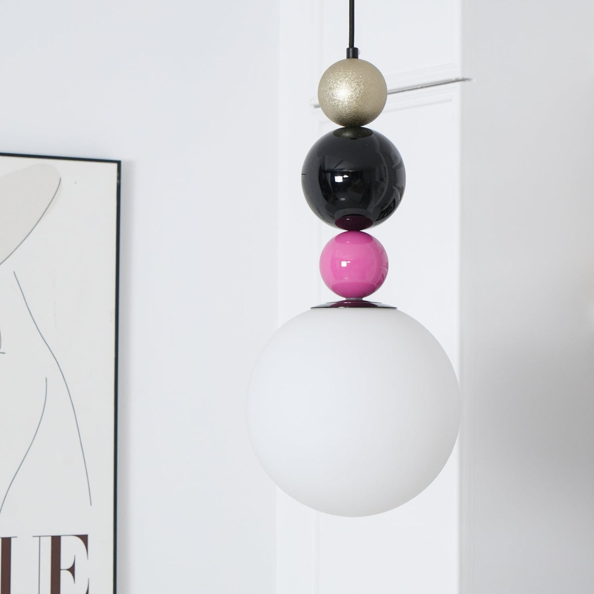 Eshaisra nordisk pendellampe i glas med runde stablede kugler og kunstnerisk design