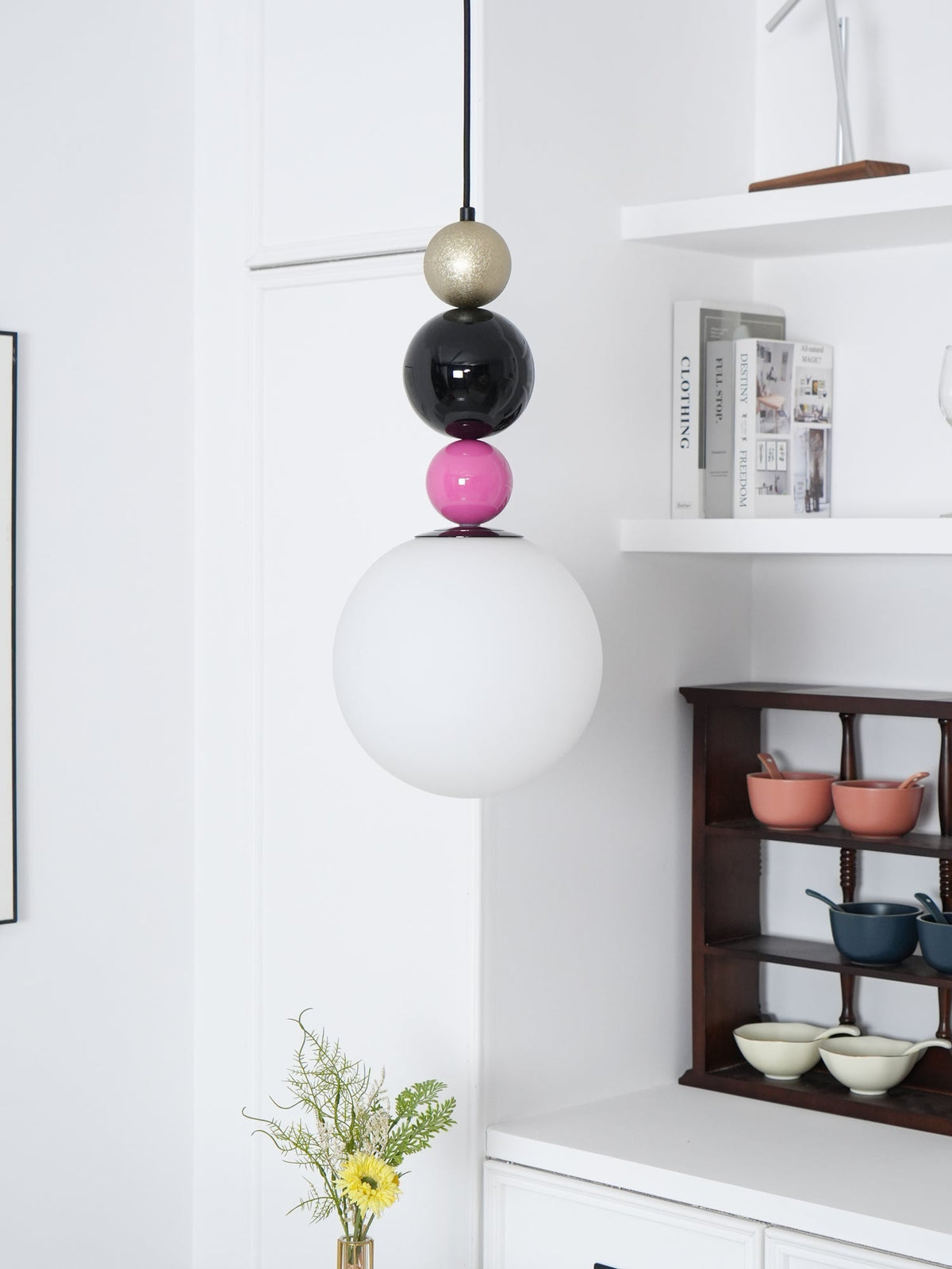 Eshaisra nordisk pendellampe i glas med runde stablede kugler og kunstnerisk design