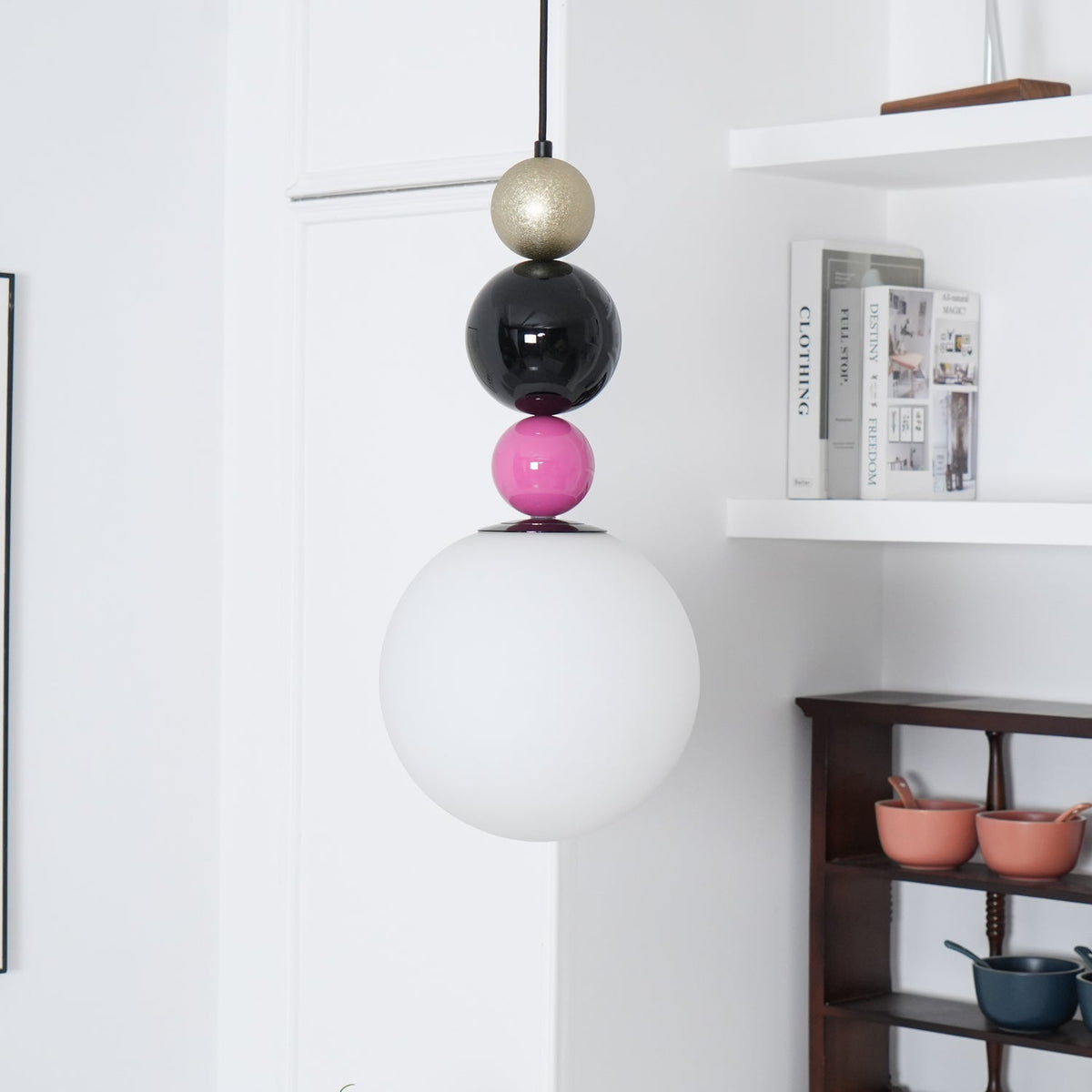 Eshaisra nordisk pendellampe i glas med runde stablede kugler og kunstnerisk design