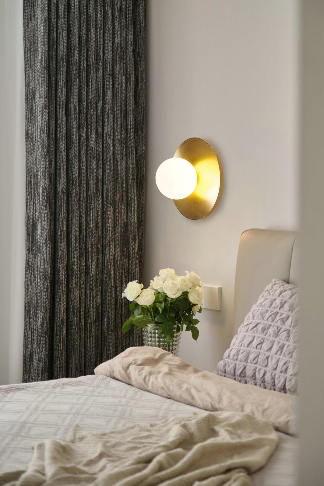 Elem modern minimalistisk rund vägglampa i konstglas och mässing