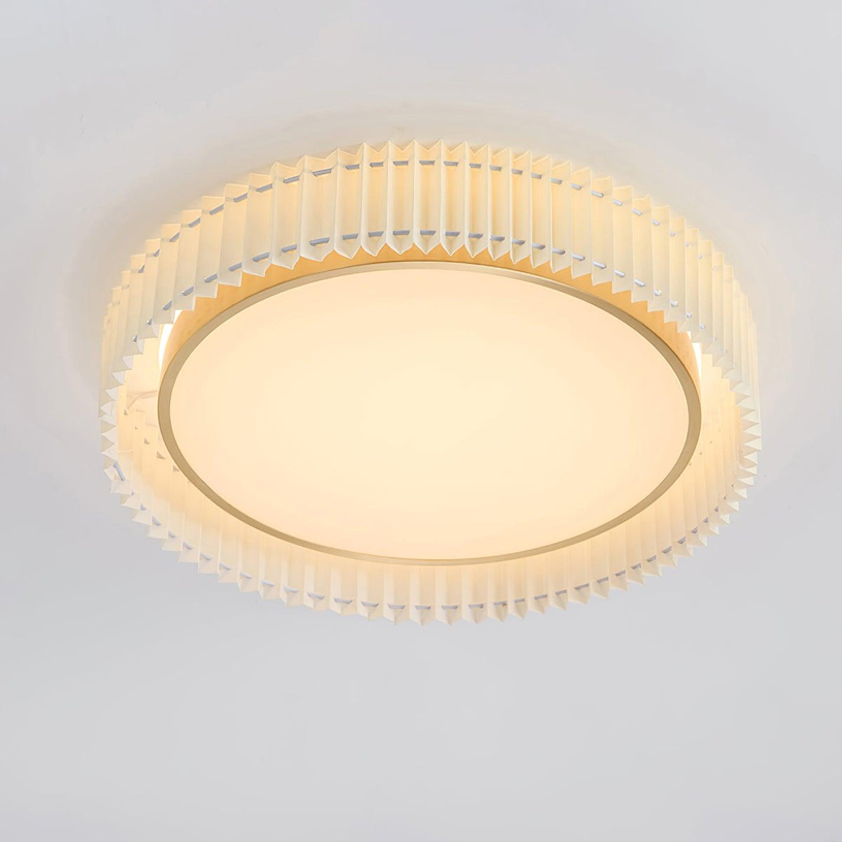 Rund loftslampe med plisseret stof fra Corinila