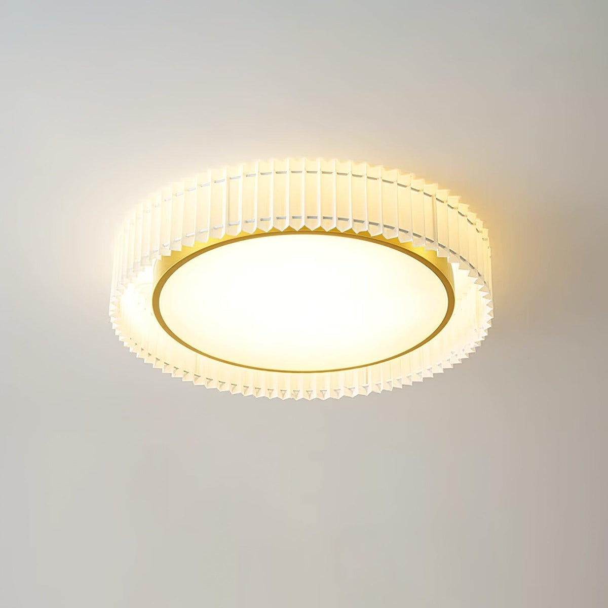 Rund loftslampe med plisseret stof fra Corinila