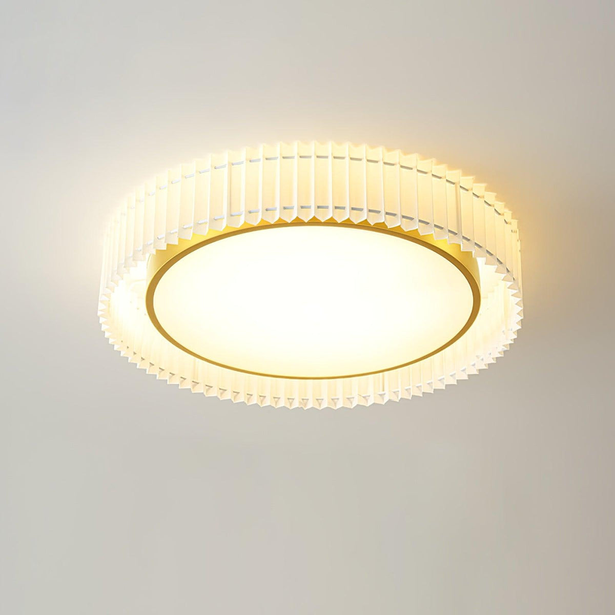 Rund loftslampe med plisseret stof fra Corinila