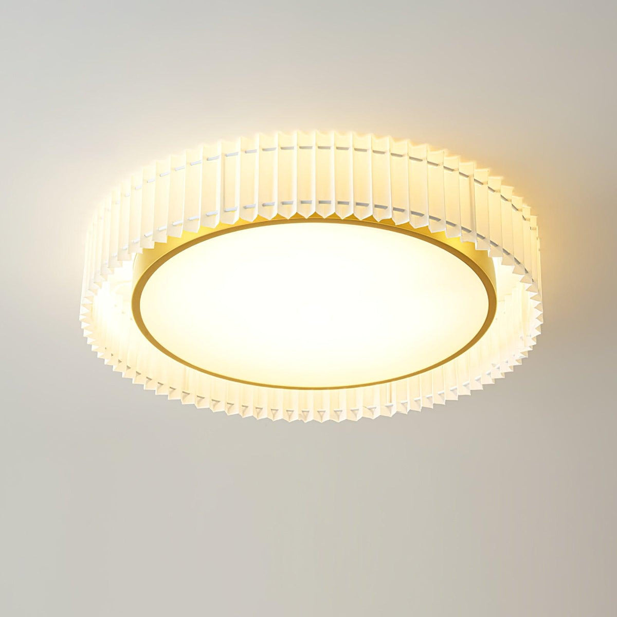 Rund loftslampe med plisseret stof fra Corinila