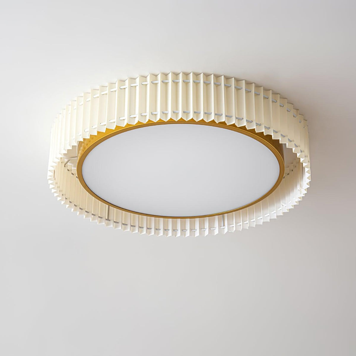 Rund loftslampe med plisseret stof fra Corinila