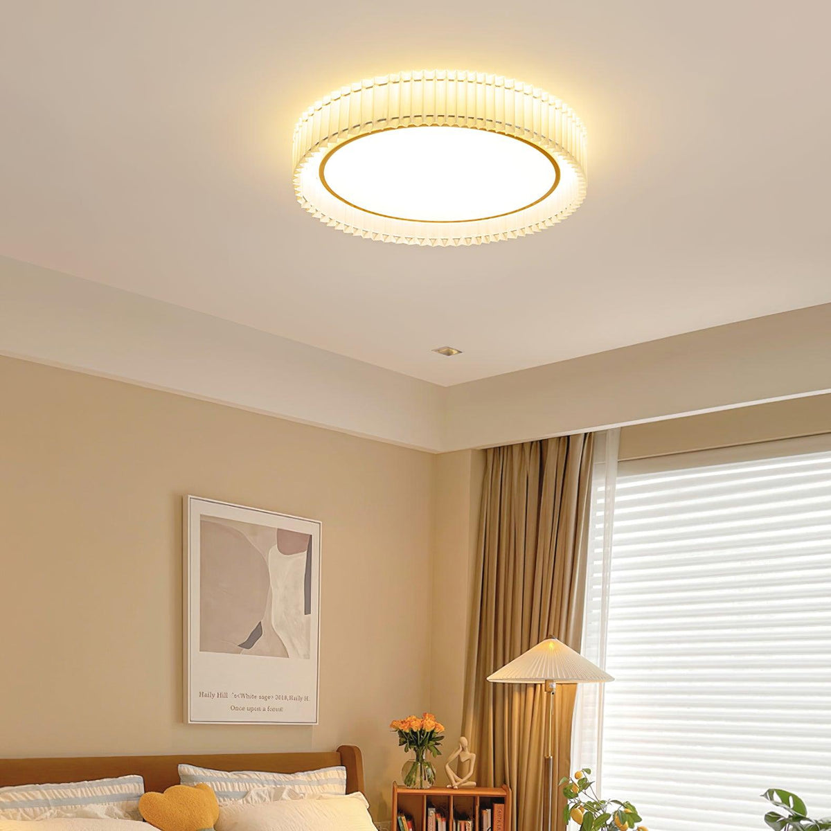 Rund loftslampe med plisseret stof fra Corinila