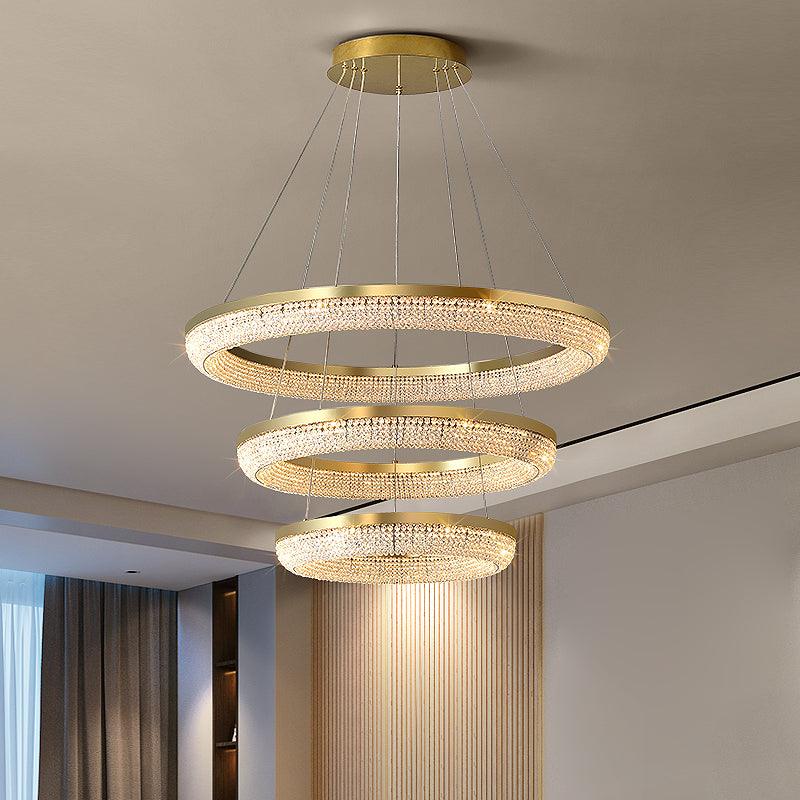 Cyrereon rund kristallampa i guld med LED