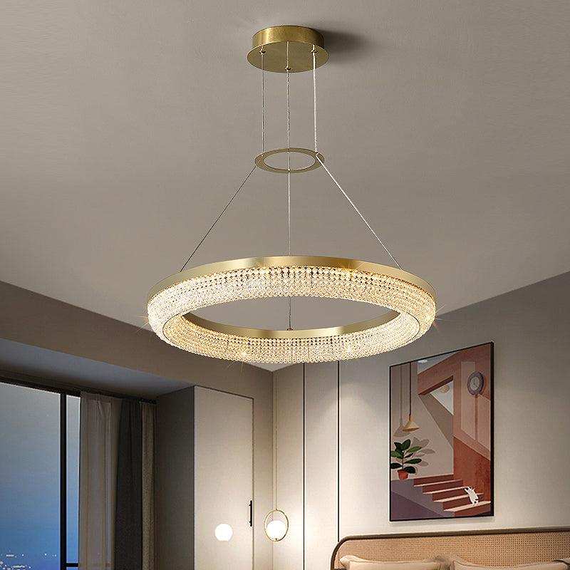 Cyrereon rund kristallampa i guld med LED