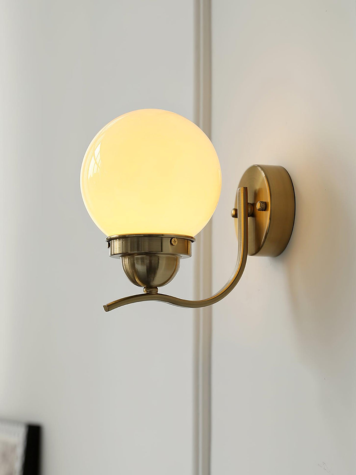 Avrinir moderni minimalistinen lasiseinävalaisin