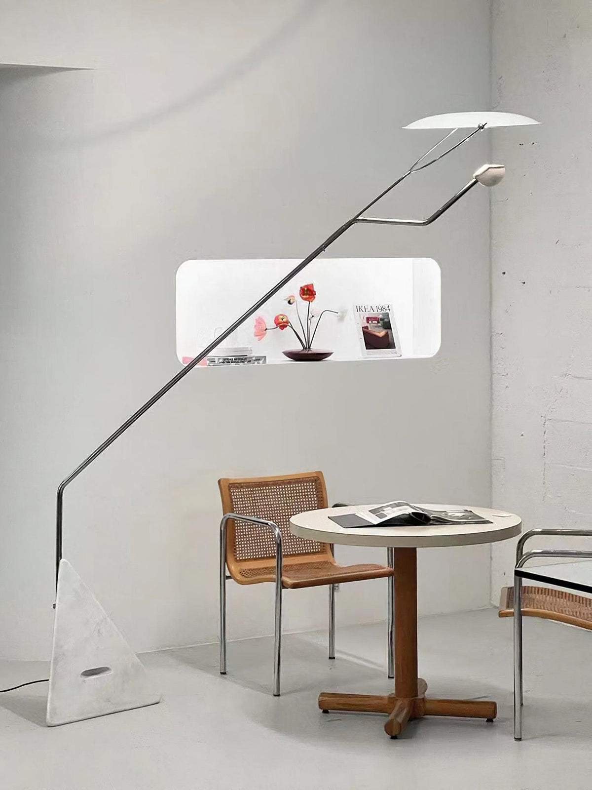 Candeeiro de pé escultural em cromado e mármore Olvenel