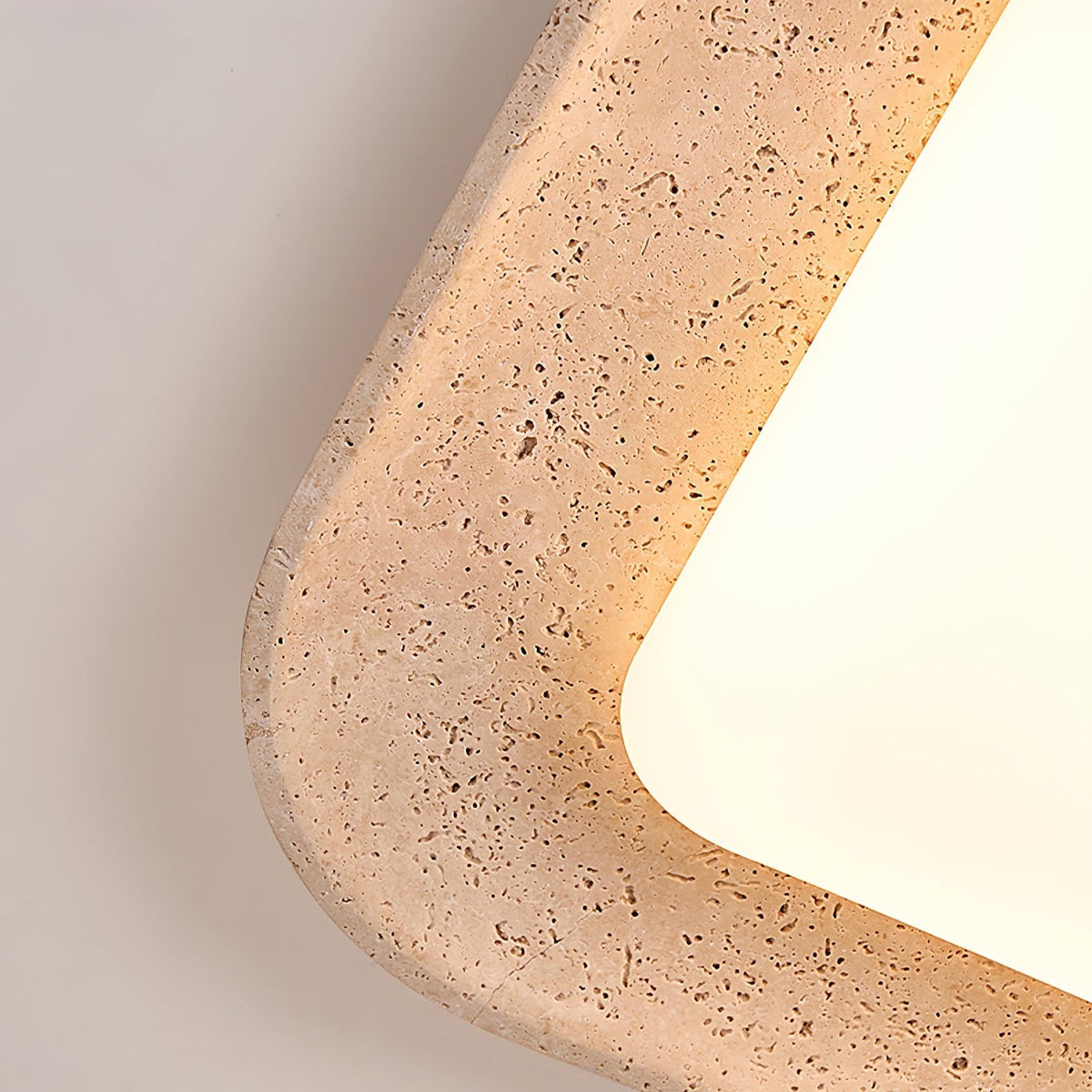 Zirke-loftslampe i travertin