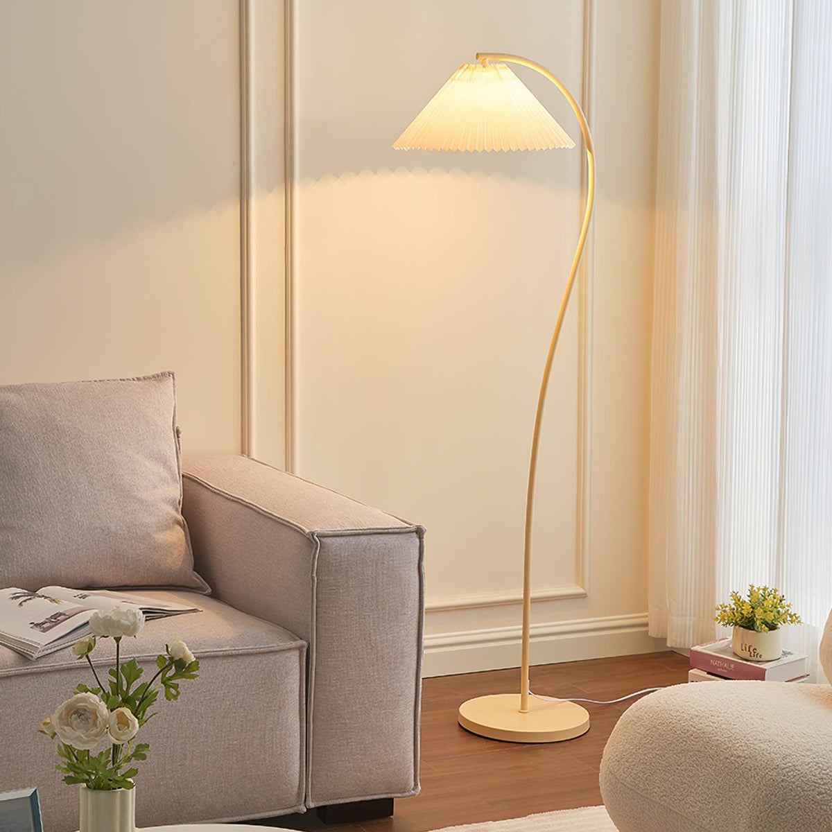 Mytalils modern böjda golvlampa i tyg