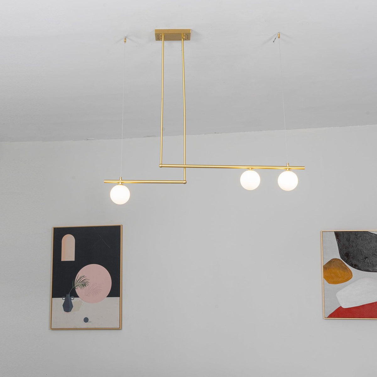 Estix pendellampe i messing, lineær, satellit, minimalistisk