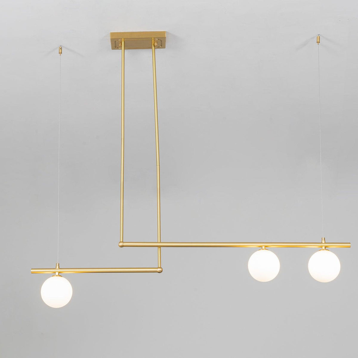 Estix pendellampe i messing, lineær, satellit, minimalistisk