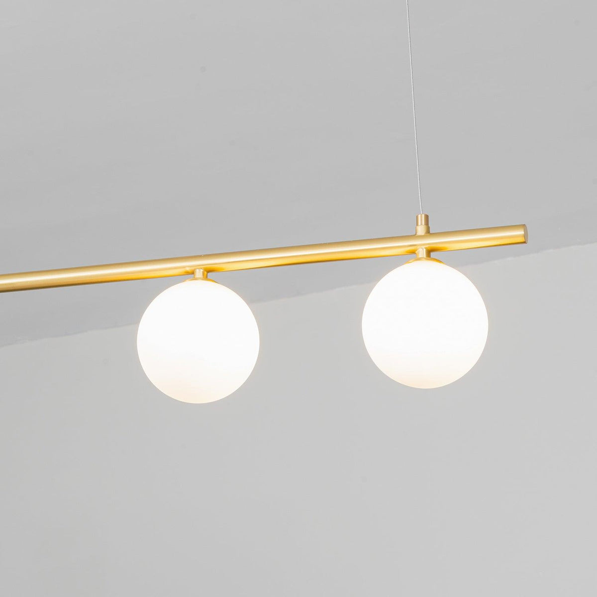 Estix pendellampe i messing, lineær, satellit, minimalistisk
