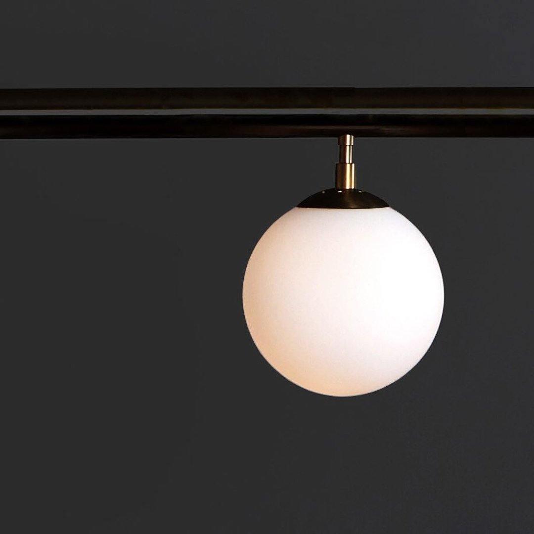 Estix pendellampe i messing, lineær, satellit, minimalistisk