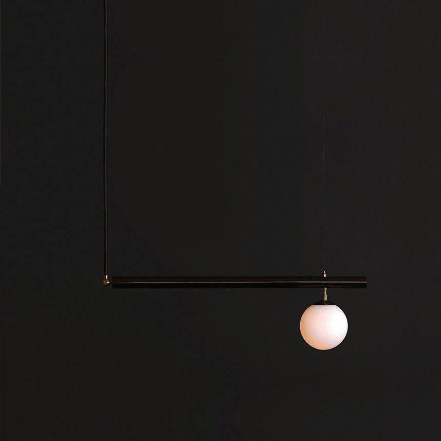 Estix pendellampe i messing, lineær, satellit, minimalistisk
