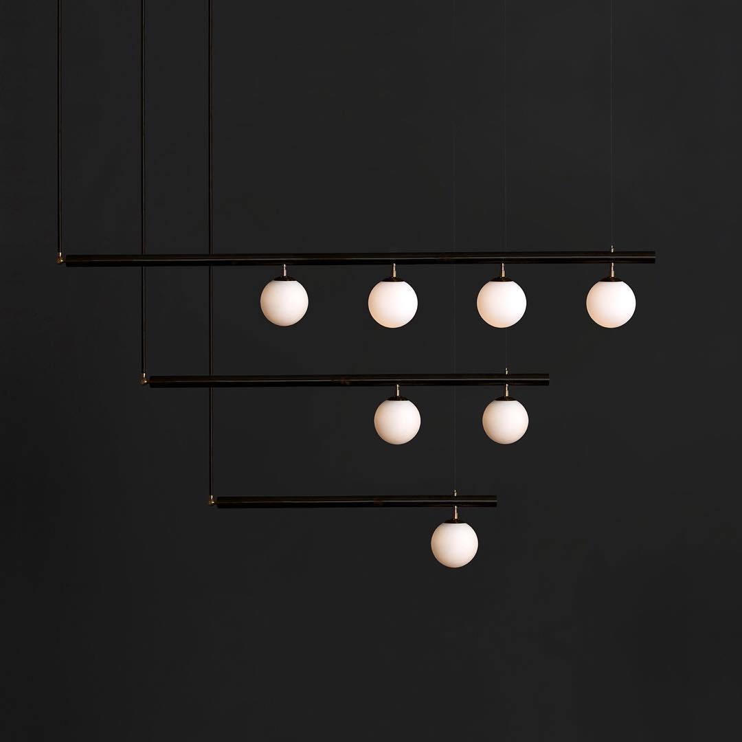 Estix pendellampe i messing, lineær, satellit, minimalistisk