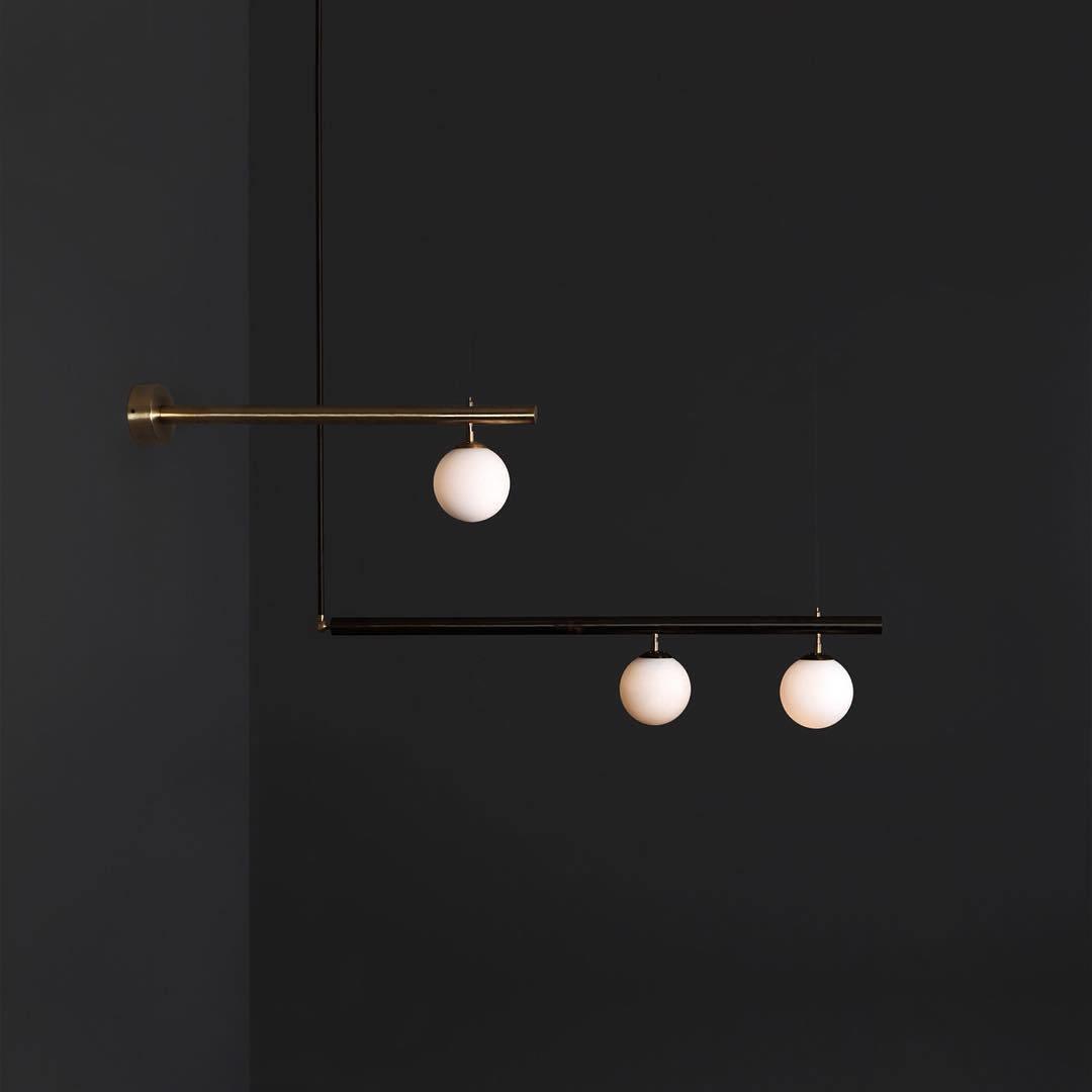 Estix pendellampe i messing, lineær, satellit, minimalistisk