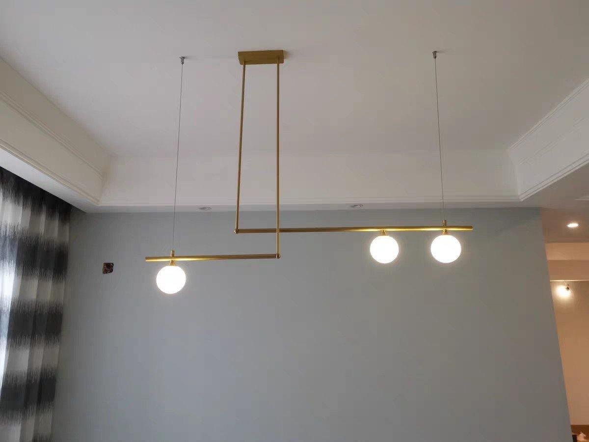 Estix pendellampe i messing, lineær, satellit, minimalistisk