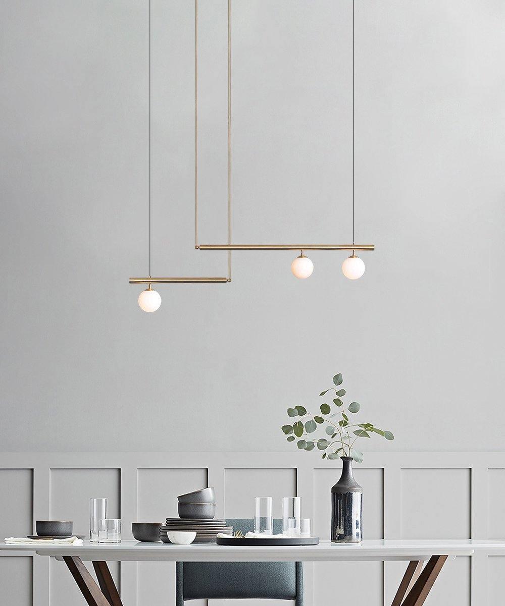 Estix pendellampe i messing, lineær, satellit, minimalistisk